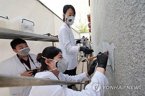 낙서로 훼손된 영추문 담장, 2차 보존 처리작업(서울=연합뉴스) 김인철 기자 = 18일 서울 종로구 경복궁 영추문에서 지난해 말 스프레이 낙서로 훼손된 궁궐 담장에 2차 보존 처리 작업이 진행되고 있다. 2024.4.18 yatoya@yna.co.kr