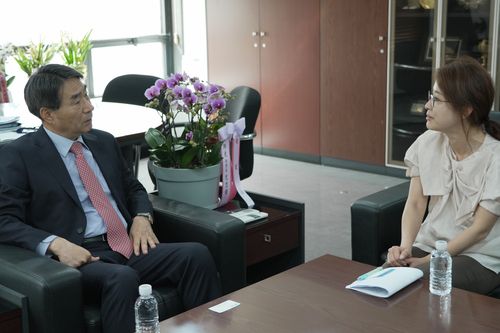 인터뷰하는 김재신 신임 한-아세안센터 사무총장[한-아세안센터 제공]