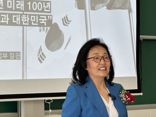 강연하는 박영선 전 중소벤처기업부 장관(뉴욕=연합뉴스) 박영선 전 중소벤처기업부 장관이 22일(현지시간) 미국 뉴욕 컬럼비아대 한인학생회 주최로 열린 초청 강연회에서 발언하고 있다. 2023.8.23 photo@yna.co.kr