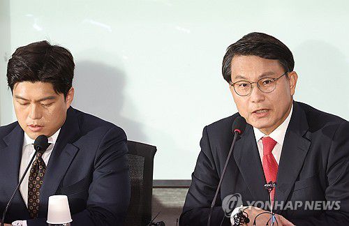 세미나 연 윤상현 의원(서울=연합뉴스) 신준희 기자 = 18일 국회 의원회관에서 국민의힘 윤상현 의원이  '2024 총선 참패와 보수 재건의 길'을 주제로 연 세미나에서 윤 의원이 발언을 하고 있다. 왼쪽은 김용태 당선인. 2024.4.18 hama@yna.co.kr