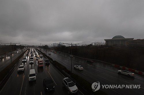 전조등 켜고 운행하는 차량[연합뉴스 자료사진]