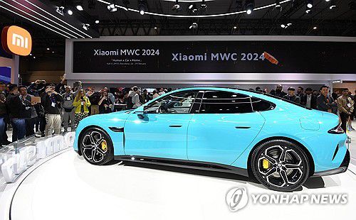 샤오미 전기차(바르셀로나=연합뉴스) 세계 최대 이동통신 전시회 '모바일 월드 콩그레스(MWC) 2024'가 개막한 지난 2월 26일(현지 시각) 스페인 바르셀로나 피라 그란 비아 전시장 샤오미 부스를 찾은 관람객들이 샤오미 전기차 SU7을 살펴보고 있다. 2024.2.26  [사진공동취재단] jjaeck9@yna.co.kr