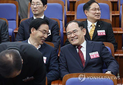 밝게 웃는 임종득(서울=연합뉴스) 신준희 기자 = 16일 국회에서 열린 국민의힘과 국민의미래 당선자총회에서 임종득 제22대 국회의원 당선인이 동료들과 인사하고 있다. 2024.4.16 hama@yna.co.kr