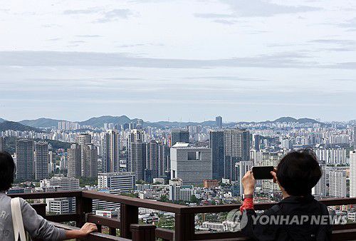 흐리지만 미세먼지가 없어 좋은 일요일(서울=연합뉴스) 윤동진 기자 = 비가 그친 후 전국이 미세먼지 ‘좋음’ 수준을 보인 21일 서울 남산에서 바라본 시내의 모습. 2024.4.21 mon@yna.co.kr
