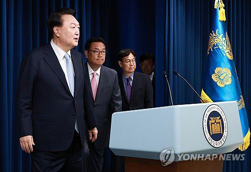 윤석열 대통령, 신임 정진석 대통령 비서실장 발표(서울=연합뉴스) 홍해인 기자 = 윤석열 대통령이 22일 서울 용산 대통령실 청사에서 열린 인사브리핑에서 신임 대통령 비서실장으로 임명된 국민의힘 정진석 의원을 소개하기 위해 단상에 오르며 발언하고 있다.     왼쪽부터 윤 대통령, 정 신임 비서실장, 이관섭 현 대통령 비서실장. 2024.4.22 hihong@yna.co.kr