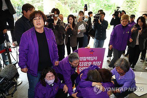 김광호 전 서울청장 첫 공판, 오열하는 이태원 유가족(서울=연합뉴스) 류영석 기자 = 22일 오후 이태원 참사 부실 대응 혐의로 기소된 김광호 전 서울경찰청장의 첫 공판이 열리는 서울 마포구 서울서부지방법원에서 이태원 유가족들이 김 전 청장을 규탄하며 오열하고 있다. 2024.4.22 ondol@yna.co.kr