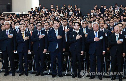 윤석열 대통령, 과학기술·정보통신의 날 기념식 국민의례(과천=연합뉴스) 홍해인 기자 = 윤석열 대통령이 22일 경기도 과천시 국립과천과학관 열린 2024 과학기술·정보통신의 날 기념식에서 국기에 경례하고 있다. 2024.4.22 hihong@yna.co.kr