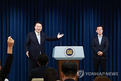 인선 직접 소개하며 질문받는 윤석열 대통령(서울=연합뉴스) 홍해인 기자 = 윤석열 대통령이 22일 서울 용산 대통령실 청사에서 홍철호 신임 대통령실 정무수석을 직접 소개하며 출입기자들의 질문을 받고 있다. 2024.4.22 hihong@yna.co.kr