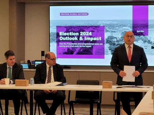 美 대선 전망 세미나(워싱턴=연합뉴스) 김동현 특파원 = 미국 컨설팅 업체 올브라이트 스톤브리지 그룹의 파트너인 에릭 알트바흐(오른쪽)가 22일(현지시간) 워싱턴DC에서 열린 미국 대선 전망 세미나에서 발언하고 있다. 그의 왼쪽에 전략자문회사 덴턴스 글로벌 어드바이저스(DGA)의 대관 담당 파트너인 존 러셀(맨 왼쪽)과 샌더 루리가 앉아 있다. 2024.4.22