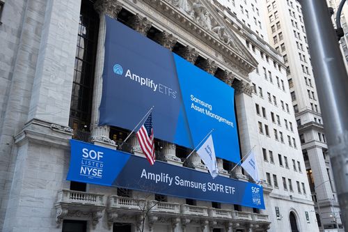 미국 뉴욕거래소 외벽에 걸린 'Amplify Samsung SOFR' 상장지수펀드(ETF) 상장 기념 현수막 [삼성자산운용 제공. 재판매 및 DB 금지]