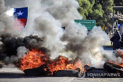 지난 1일(현지시간) 진행된 칠레 우아치파토 공장 조업 반대 노동자 시위[EPA 연합뉴스 자료사진. 재판매 및 DB 금지]