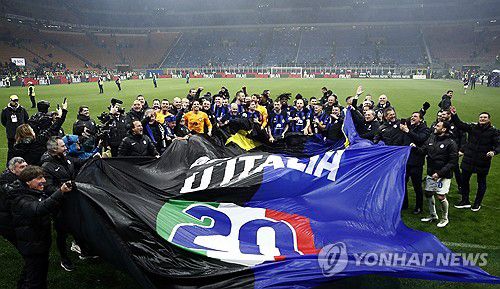 20번째 세리에A 우승 세리머니를 펼치는 인터 밀란 선수들[로이터=연합뉴스]