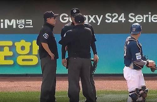 KBO, '오심 은폐' 이민호 심판 해고…문승훈·추평호 3개월 정직(서울=연합뉴스) 하남직 기자 = 한국야구위원회(KBO)는 19일 "오늘 인사위원회를 개최해 지난 14일 대구 삼성라이온즈파크에서 열린 NC 다이노스와 삼성 라이온즈와 경기 중 ABS(자동 투구 판정시스템) 판정 관련 실수 및 부적절한 언행으로 리그 공정성을 훼손한 심판 3명에 대한 징계를 심의했다"며 "이민호 심판위원과의 계약을 해지한다"고 밝혔다. 이어 "문승훈 심판위원은 3개월 정직(무급) 징계하며, 정직이 종료되면 추가로 인사 조치한다. 추평호 심판은 정직 기간 최대 기간인 3개월 정직(무급) 징계한다"고 알렸다.     사진은 지난 14일 대구 NC-삼성전에서 논란을 부른 심판들. 2024.4.19  [티빙 하이라이트 장면 캡처. 재판매 및 DB금지] photo@yna.co.kr