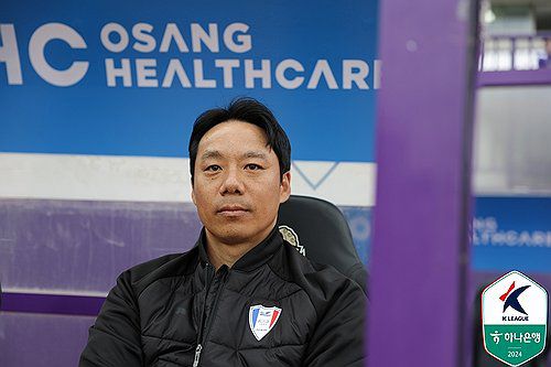 경기보는 염기훈 수원 감독(안양=연합뉴스) 염기훈 수원 감독이 21일 경기도 안양종합운동장에서 열린 안양과 수원의 하나은행 K리그2 2024 8라운드 원정 경기를 지켜보고 있다. 2024.4.21 [한국프로축구연맹 제공. 재판매 및 DB금지] photo@yna.co.kr