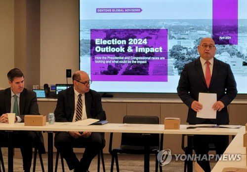 미국 대선 전망 세미나(워싱턴=연합뉴스) 김동현 특파원 = 미국 컨설팅 업체 올브라이트 스톤브리지 그룹의 파트너인 에릭 알트바흐(오른쪽)가 22일(현지시간) 미국 워싱턴DC에서 열린 미국 대선 전망 세미나에서 발언하고 있다. 2024.4.23 bluekey@yna.co.kr