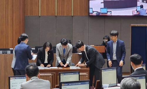 감표하는 의원들(홍성=연합뉴스) 김소연 기자 = (홍성=연합뉴스) 김소연 기자 = 24일 열린 충남도의회 제351회 임시회 제2차 본회의에서 '학생인권조례 폐지 조례안 재의의 건'에 대한 표결에서 감표위원들이 투표용지를 확인하고 있다. 2024.4.24