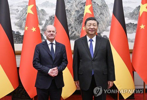 독일 총리 만난 시진핑 주석(베이징 EPA·신화=연합뉴스) 시진핑 중국 국가주석(오른쪽)이 16일 베이징 댜오위타이 국빈관에서 올라프 숄츠 독일 총리와 만나 포즈를 취하고 있다. 숄츠 총리는 대규모 경제사절단을 이끌고 중국을 찾았다. 2024.04.17 passion@yna.co.kr