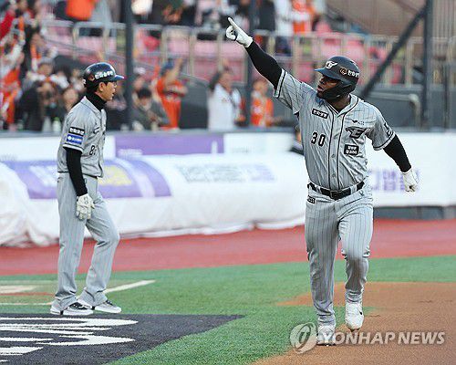 솔로 홈런 날린 페라자(수원=연합뉴스) 김도훈 기자 = 24일 경기도 수원케이티위즈파크에서 열린 2024 KBO리그 프로야구 한화 이글스와 kt wiz의 경기. 1회초 1사 한화 페라자가 솔로 홈런을 쳐낸 뒤 세리머니를 하고 있다. 2024.4.24 superdoo82@yna.co.kr