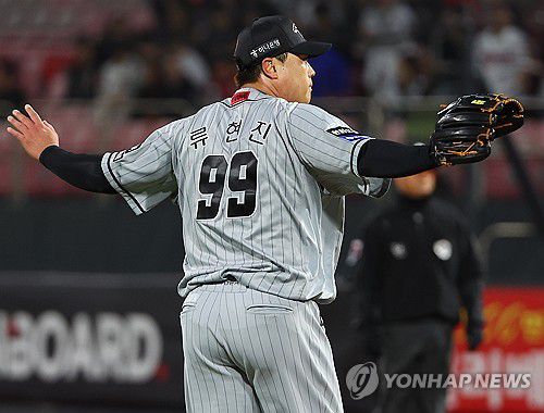 류현진 '오늘은 안 풀리는 날'(수원=연합뉴스) 김도훈 기자 = 24일 경기도 수원케이티위즈파크에서 열린 2024 KBO리그 프로야구 한화 이글스와 kt wiz의 경기. 4회말 한화 선발 류현진이 팀의 실책이 계속 이어지자 허탈해하고 있다. 2024.4.24 superdoo82@yna.co.kr