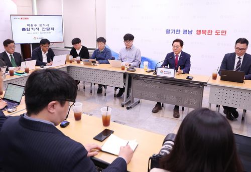 기자간담회 하는 박완수 경남지사[경남도 제공. 재판매 및 DB 금지]