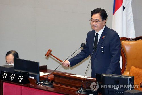 의사봉 두드리는 우원식 예결위원장(서울=연합뉴스) 백승렬 기자 = 우원식 예결위원장이 10일 국회에서 열린 예산결산특별위원회 전체회의에서 의사봉을 두드리고 있다. 2022.11.10 srbaek@yna.co.kr
