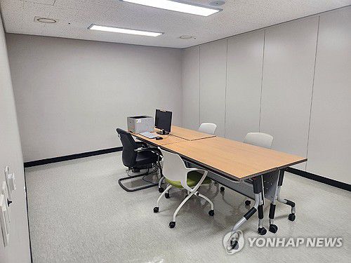 이화영이 회유 장소로 지목한 수원지검 '창고'(수원=연합뉴스) 수원지검이 19일 언론에 공개한 수원지검 1315호 '창고방' 내부 사진. 대북송금 의혹으로 재판 중인 이화영 전 경기도 평화부지사는 재판 과정에서 '창고방'에서 김성태 전 쌍방울 그룹 회장 등으로부터 회유와 압박을 받았다고 주장했다. 이 전 부지사는 김 전 회장과 술을 마신 장소로 이 창고방을 지목했다가 이후 변호인을 통해 '영상녹화실'로 장소를 변경하기도 했다. 2024.4.19 [수원지검 제공. 재판매 및 DB 금지] young86@yna.co.kr