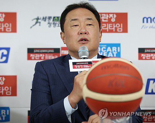 출사표 던지는 전창진 KCC 감독(서울=연합뉴스) 이지은 기자 = 25일 오전 서울 강남구 KBL센터에서 열린 프로농구 챔피언결정전 미디어데이에서 전창진 KCC 감독이 출사표를 던지고 있다. 2024.4.25 jieunlee@yna.co.kr