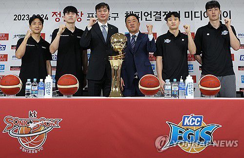 프로농구 챔피언결정전 미디어데이(서울=연합뉴스) 이지은 기자 = 25일 오전 서울 강남구 KBL센터에서 열린 프로농구 챔피언결정전 미디어데이에서 kt 허훈(왼쪽부터), 문성곤, 송영진 감독과 KCC 전창진 감독, 허웅, 송교창이 우승트로피를 배경으로 파이팅을 외치고 있다. 2024.4.25 jieunlee@yna.co.kr