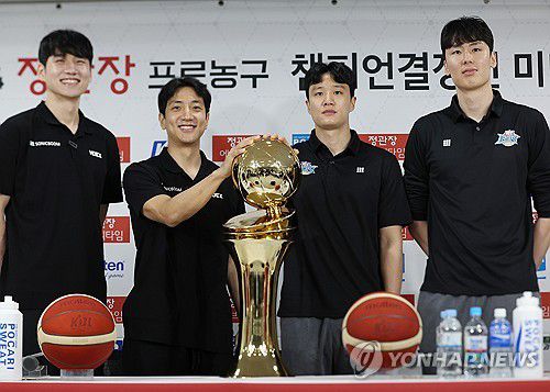 '우승 트로피는 어느 팀에게로'(서울=연합뉴스) 이지은 기자 = 25일 오전 서울 강남구 KBL센터에서 열린 프로농구 챔피언결정전 미디어데이에서 kt 문성곤(왼쪽부터)과 허훈, KCC 허웅과 송교창이 우승 트로피에 손을 얹고 기념촬영하고 있다. 2024.4.25 jieunlee@yna.co.kr