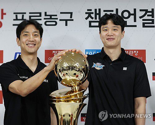 형제 대결(서울=연합뉴스) 이지은 기자 = 25일 오전 서울 강남구 KBL센터에서 열린 프로농구 챔피언결정전 미디어데이에서 kt 허훈(왼쪽)과 KCC 허웅이 우승 트로피에 손을 얹고 기념촬영하고 있다. 2024.4.25 jieunlee@yna.co.kr