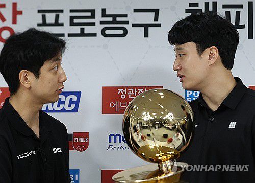 형제 대결(서울=연합뉴스) 이지은 기자 = 25일 오전 서울 강남구 KBL센터에서 열린 프로농구 챔피언결정전 미디어데이에서 kt 허훈(왼쪽)과 KCC 허웅이 기념촬영에 앞서 대화를 하고 있다. 2024.4.25 jieunlee@yna.co.kr