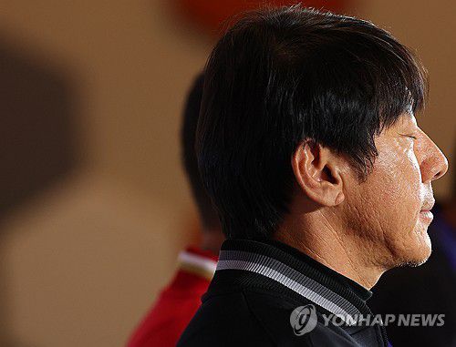 생각에 잠긴 신태용 감독(도하=연합뉴스) 김도훈 기자 = 인도네시아 신태용 감독이 2023 아시안컵 일본과의 경기를 하루 앞둔 23일(현지시간) 오후 카타르 도하 메인미디어센터(MMC)에서 공식 기자회견을 하고 있다. 2024.1.23 superdoo82@yna.co.kr
