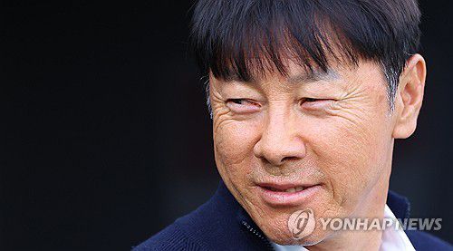 경기 시작 기다리는 신태용 감독(도하=연합뉴스) 김도훈 기자 = 28일(현지시간) 카타르 도하 자심 빈 하마드 스타디움에서 열린 2023 아시아축구연맹(AFC) 아시안컵 16강전 호주와 인도네시아 경기. 인도네시아 신태용 감독이 경기 시작을 기다리고 있다. 2024.1.28 superdoo82@yna.co.kr