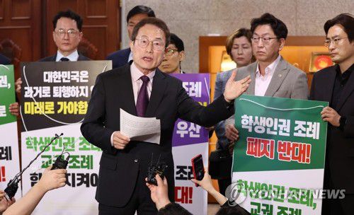서한문 읽는 조희연 교육감(서울=연합뉴스) 윤동진 기자 = 조희연 교육감이 26일 중구 서울시의회에서 열린 제323회 서울특별시의회 임시회 3차 본회의를 마친 후 서한문을 읽고 있다. 2024.4.26 mon@yna.co.kr