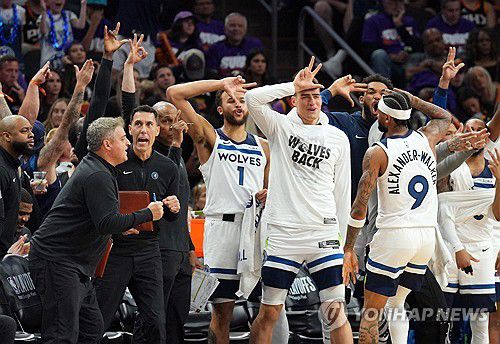 알렉산더 워커의 3점포가 터지자 기뻐하는 미네소타 벤치. [로이터=연합뉴스] Mandatory Credit: Joe Camporeale-USA TODAY Sports