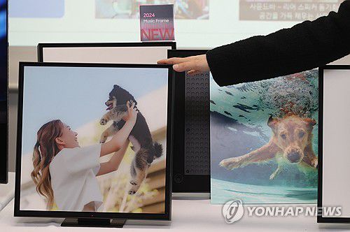 지난 3월 26일 오전 서울 중구 삼성전자 기자실에서 열린 삼성전자 액자형 스피커 '뮤직 프레임' 출시 관련 브리핑에서 관계자가 제품을 소개하고 있다. [연합뉴스 자료사진]