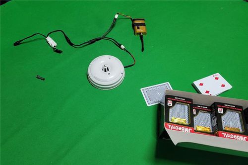 범행에 쓰인 특수카메라와 카드[강원경찰청 제공. 재판매 및 DB 금지]