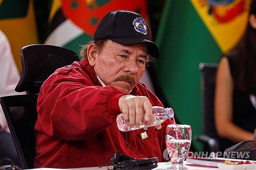 물 따르는 오르테가[카라카스 로이터=연합뉴스. 재판매 및 DB 금지]