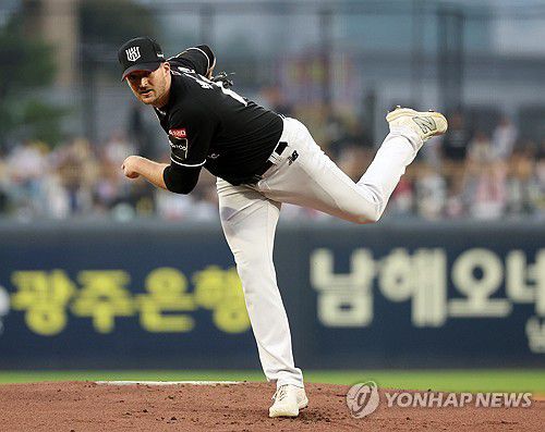 역투하는 벤자민(광주=연합뉴스) 조남수 기자 = 30일 광주기아챔피언스필드에서 열린 프로야구 kt wiz와 KIA 타이거즈의 경기. kt 선발투수 벤자민이 1회에 투구하고 있다. 2024.4.30 iso64@yna.co.kr