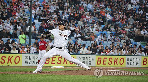 류현진, 대전서 100승 도전(대전=연합뉴스) 이주형 기자 = 30일 대전 한화생명이글스파크에서 열린 2024 KBO리그 프로야구 한화이글스와 SSG의 경기. 한화 선발 류현진이 힘차게 공을 던지고 있다.     류현진이 이날 승리 투수가 될 경우 KBO리그에서 개인 통산 100승 기록을 달성하게 된다. 2024.4.30 coolee@yna.co.kr