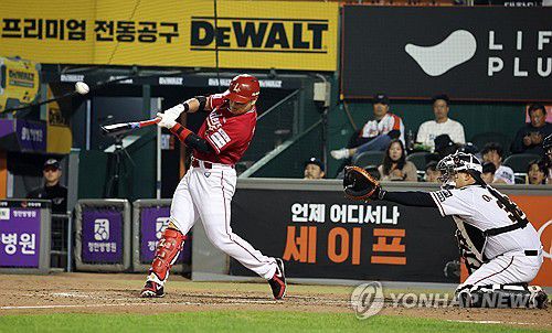 추신수 2루타(대전=연합뉴스) 이주형 기자 = 30일 대전 한화생명이글스파크에서 열린 2024 KBO리그 프로야구 한화이글스와 SSG랜더스의 경기. 5회 초 무사 추신수가 2루타를 치고 있다. 2024.4.30 coolee@yna.co.kr