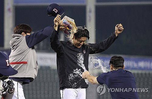 곽빈 '시원한 시즌 첫 승리'(서울=연합뉴스) 김성민 기자 = 30일 오후 서울 잠실야구장에서 열린 2024 프로야구 삼성 라이온즈와 두산 베어스의 경기. 시즌 첫 승리를 거둔 두산 선발 투수 곽빈이 동료들에게 축하받고 있다. 2024.4.30 ksm7976@yna.co.kr