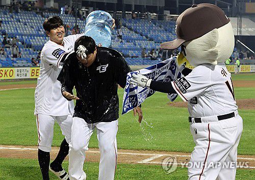 통산 100승 축하받는 류현진(대전=연합뉴스) 이주형 기자 = 30일 대전 한화생명이글스파크에서 열린 2024 KBO리그 프로야구 한화이글스와 SSG랜더스의 경기. 이날 승리투수가 된 한화 류현진이 KBO리그에서 개인 통산 100승 기록을 달성하자 동료들로부터 축하받고 있다. 2024.4.30 coolee@yna.co.kr