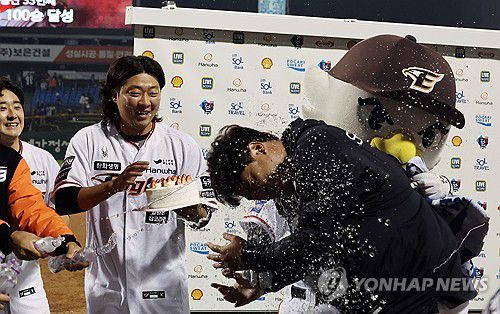 통산 100승 축하받는 류현진(대전=연합뉴스) 이주형 기자 = 30일 대전 한화생명이글스파크에서 열린 2024 KBO리그 프로야구 한화이글스와 SSG랜더스의 경기. 이날 승리투수가 된 한화 류현진이 KBO리그에서 개인 통산 100승 기록을 달성하자 동료들로부터 축하받고 있다. 2024.4.30 coolee@yna.co.kr