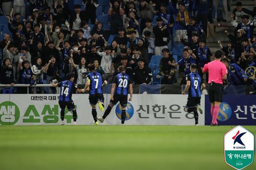 델브리지의 골에 기뻐하는 인천 선수들[한국프로축구연맹 제공. 재판매 및 DB 금지]