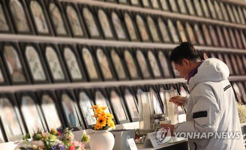 분향하는 이태원 참사 희생자 유가족(서울=연합뉴스) 최재구 기자 = 29일 서울 시청 앞에 마련된 이태원 참사 희생자 합동 분향소에서 유가족이 분향하고 있다. 정부는 30일 국무회의에서 '10·29 이태원 참사 피해자 권리보장과 진상규명 및 재발 방지를 위한 특별법안'에 대한 재의요구권(거부권) 행사 건의안을 심의할 것으로 전해졌다. 2024.1.29 jjaeck9@yna.co.kr