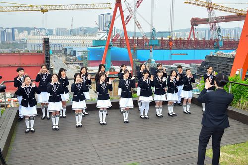 조선소 배경으로 노래 부르는 서부초 합창단[HD현대중공업 제공. 재판매 및 DB 금지]