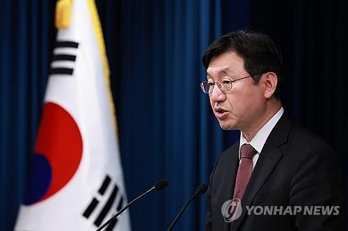 대통령실 경제 현안 브리핑    (서울=연합뉴스) 홍해인 기자 = 성태윤 대통령실 정책실장이 2일 서울 용산 대통령실 청사에서 경제 현안 브리핑을 하고 있다. 2024.5.2     hihong@yna.co.kr (끝)