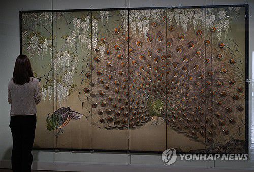 자수의 기술, 자수의 예술(서울=연합뉴스) 류효림 기자 = 30일 서울 중구 국립현대미술관 덕수궁에서 열린 '한국 근현대 자수 : 태양을 잡으려는 새들' 전시 기자간담회에서 참석자가 전시장을 둘러보고 있다. 2024.4.30 ryousanta@yna.co.kr