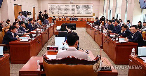 이태원특별법, 여야 합의로 국회 법사위 통과(서울=연합뉴스) 한종찬 기자 = 2일 국회에서 열린 법제사법위원회 전체회의에서 김도읍 위원장이 의사봉을 두드리고 있다. 2024.5.2 saba@yna.co.kr